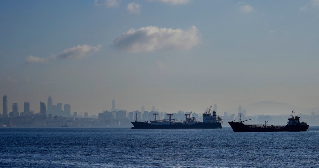 Barcos con carga anclados en el mar de Mármara esperan para cruzar el estrecho del Bósforo el martes 1 de noviembre de 2022 en Estambul, Turquía.