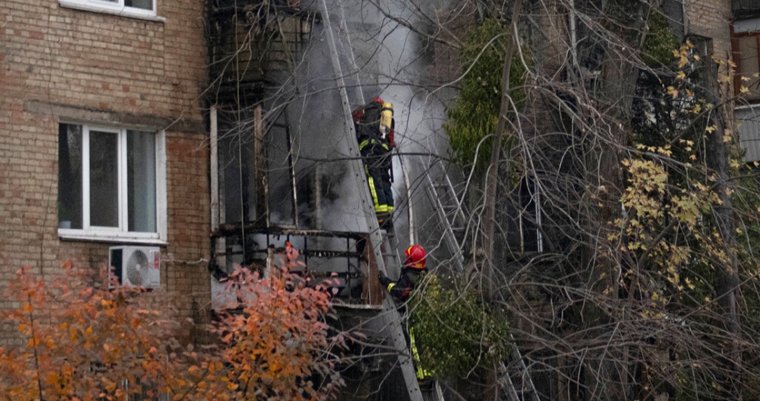 Bomberos ucranianos tratan de apagar un incendio en un edificio que fue alcanzado por misiles rusos, en Kiev, Ucrania, el martes 15 de noviembre de 2022.