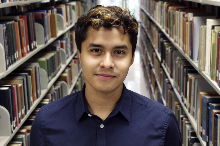 Brian Montes, de 21 años y estudiante de Ciencias Políticas en la Universidad Estatal de Portland, posa para la cámara en la biblioteca universitaria en Portland, Oregon, el 3 de noviembre de 2022.