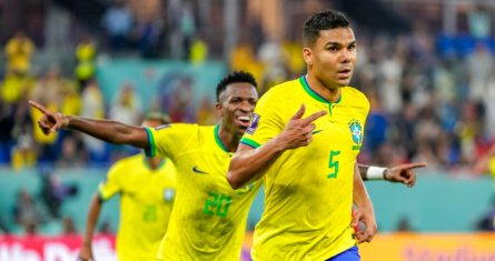 Casemiro (5) celebra tras anotar el primer gol de Brasil ante Suiza en el partido por el Grupo G del Mundial, el lunes 28 de noviembre de 2022, en Doha, Qatar.