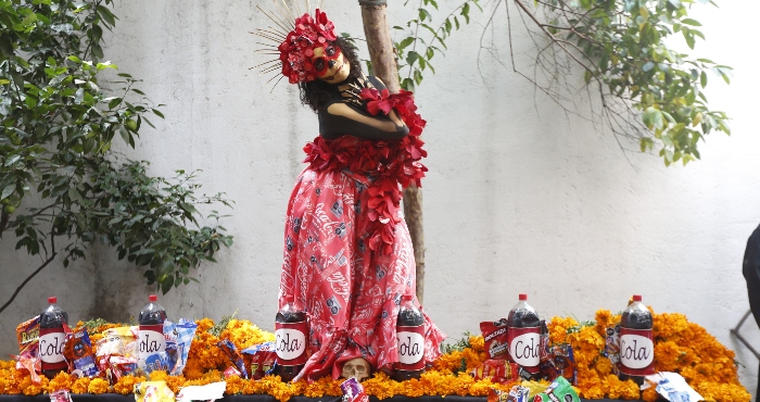 Catrina con Coca-Cola.