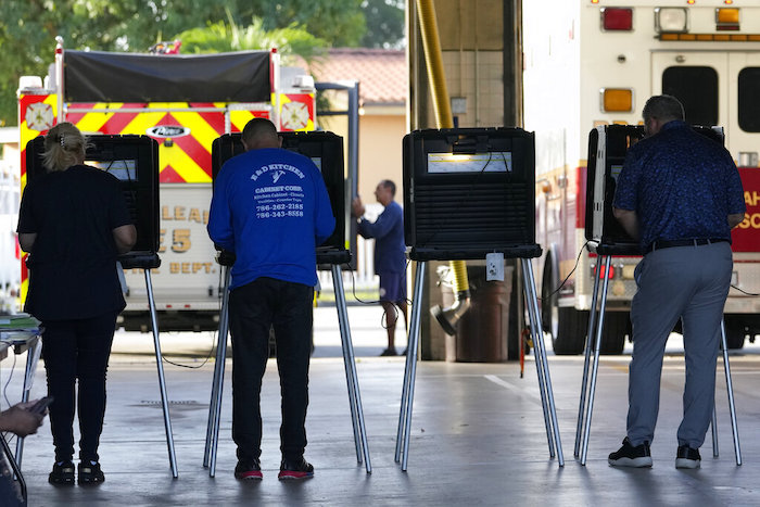 Ciudadanos votando en la elección legislativa de Estados Unidos el martes 8 de noviembre de 2022, en una estación de bomberos Hialeah, Florida.