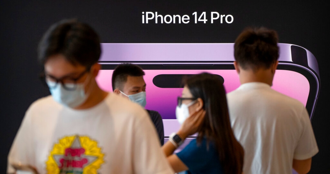 Clientes en una tienda Apple para el primer día de ventas del iPhone 14 en Beijing, China, el 16 de septiembre de 2022.