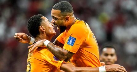 Cody Gakpo (izquierda) celebra tras anotar en el partido del Grupo A que enfrentó a Holanda y Qatar, en el estadio Al Bayt de Jor, Qatar, el 29 de noviembre de 2022.