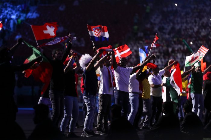 “Qué hermoso es que la gente deje de lado lo que los divide para celebrar su diversidad y lo que los une al mismo tiempo”, dijo el jeque Tamim. Sus palabras fueron traducidas al inglés en una pantalla de video dentro del estadio.