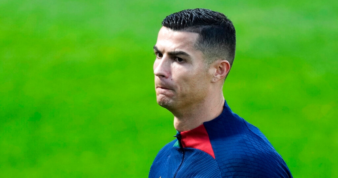 Cristiano Ronaldo camina en la cancha durante un entrenamiento de la selección de Portugal, el lunes 14 de noviembre de 2022, en Oeiras.