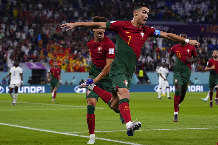 Cristiano Ronaldo celebra tras convertir un penal ante Ghana en el partido por el Grupo H del Mundial, el jueves 24 de noviembre de 2022.