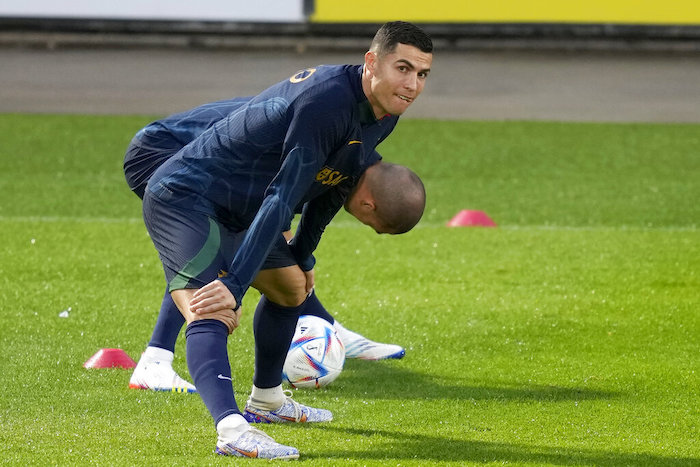 Cristiano Ronaldo se estira durante un entrenamiento de la selección de Portugal en Oeiras, en las afueras de Lisboa, el lunes 14 de noviembre de 2022.