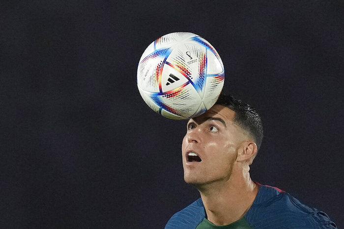 Cristiano Ronaldo, de la selección de Portugal, controla un balón durante una práctica, el miércoles 23 de noviembre de 2022, en Al Shahaniya, Qatar.