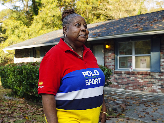 Cynthia Jones, votante de Georgia, conversa frente a su hogar donde vive junto con su hermana, que sufre discapacidad, el jueves 3 de noviembre de 2022, en Atlanta.