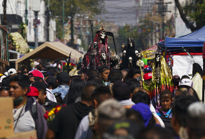 Devotos cargan estatuas ornamentadas de "La Santa Muerte", en el barrio de Tepito de la Ciudad de México, el martes 1 de noviembre de 2022. 