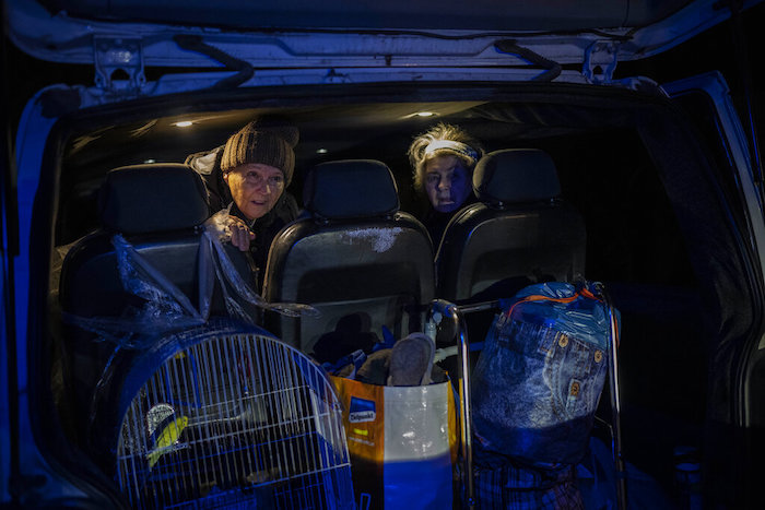 Dos ancianas son evacuadas por una organización local de Jersón, el domingo 27 de noviembre de 2022, en el sur de Ucrania.