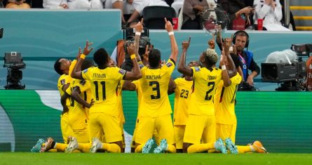 Ecuador celebra su primer gol anotado por Enner Valencia de penal durante el partido ante Qatar por el Grupo A del Mundial en el estadio Al Bayt de Al Khor, 20 Noviembre, 2022.