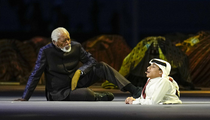 El actor Morgan Freeman (izquierda) sentado en el escenario junto a Ghanim Al Muftah, Embajador de la Copa Mundial, durante la ceremonia inaugural del Mundial en el estadio Al Bayt en Jor, Qatar, el domingo 20 de noviembre de 2022.