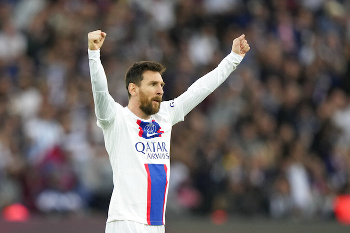 El argentino Lionel Messi, del París Saint Germain, marca el segundo gol ante Troyes, en un encuentro de la liga francesa disputado el sábado 29 de octubre de 2022.