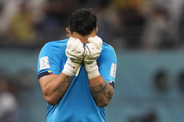 El arquero de Ecuador Hernán Galíndez reacciona durante un partido del Grupo A del Mundial entre Ecuador y Senegal, en el estadio Jalifa Internacional, en Doha, Qatar, el 29 de noviembre de 2022.