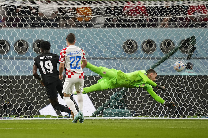 El canadiense Alphonso Davies (izquierda) anota el gol de su equipo en la derrota 4-1 ante Croacia en el partido por el Grupo F del Mundial, el domingo 27 de noviembre de 2022, en Doha, Qatar.