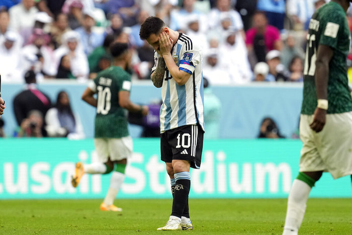 El delantero argentino Lionel Messi durante la derrota 2-1 ante Arabia Saudí en el partido del Grupo C del Mundial, el martes 22 de noviembre de 2022, en Lusail, Qatar.