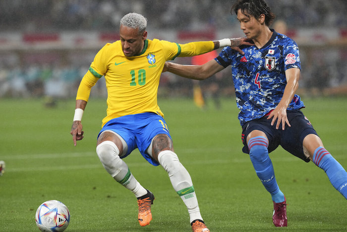 El delantero brasileño Neymar (izquierda) pugna un balón con el japonés Kou Itakura durante un partido amistoso en Tokio, el lunes 6 de junio de 2022.