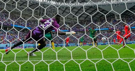 El delantero Breel Embolo anota el primer gol de Suiza en el partido contra Camerún por el Grupo G del Mundial, en Al Wakrah, Qatar, el jueves 24 de noviembre de 2022.