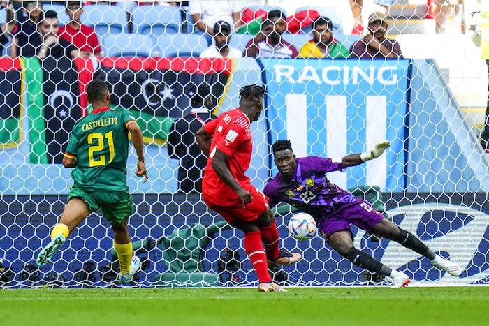 El delantero Breel Embolo anota el primer gol de Suiza en el partido contra Camerún por el Grupo G del Mundial, en Al Wakrah, Qatar, el jueves 24 de noviembre de 2022.