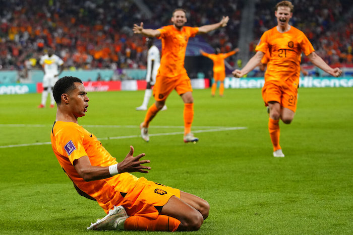 El delantero holandés Cody Gakpo celebra tras anotar el primer gol en el partido ante Senegal en el Grupo A del Mundial, el lunes 21 de 2022, en Doha, Qatar.