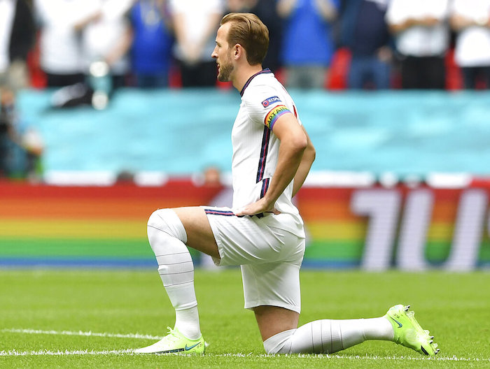 El delantero inglés Harry Kane luce un brazalete con el arcoíris al arrodillarse previo al partido contra Alemania en la Eurocopa, el 29 de junio de 2022.