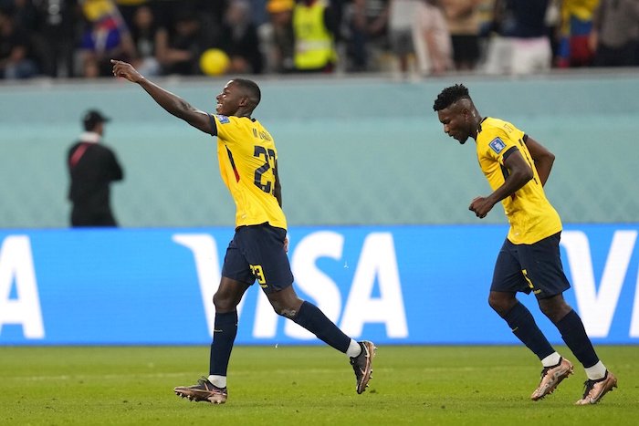 El ecuatoriano Moisés Caicedo, a la izquierda, celebra después de anotar el primer gol de su equipo durante el partido contra Senegal por el Grupo A de la Copa Mundial en el Estadio Internacional Jalifa en Doha, Qatar, el martes 29 de noviembre de 2022.