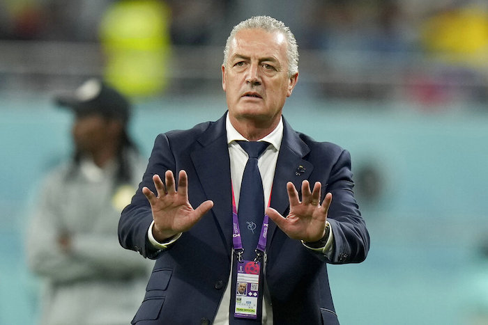 El entrenador de Ecuador, Gustavo Alfaro, gesticula durante el partido contra Senegal por el Grupo A de la Copa Mundial en el Estadio Internacional Jalifa en Doha, Qatar, el martes 29 de noviembre de 2022.