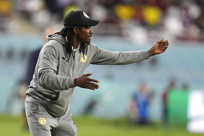 El entrenador de Senegal, Aliou Cissé, dirige a sus jugadores durante el partido contra Ecuador por el Grupo A de la Copa Mundial en el Estadio Internacional Jalifa en Doha, Qatar, el martes 29 de noviembre de 2022.