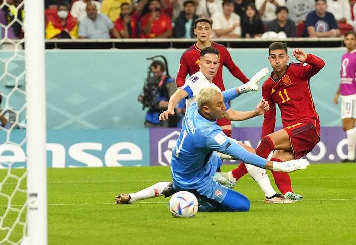 El español Ferrán Torres (derecha), anota el cuarto gol de España en su primer partido del Grupo E del Mundial ante Costa Rica, en el estadio Al Thumama, en Doha, Qatar, el 23 de noviembre de 2022.