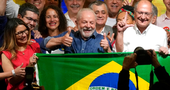 El expresidente brasileño Luiz Inácio Lula da Silva festeja con su esposa Rosangela Silva.