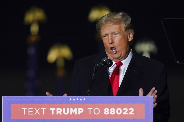 El expresidente Donald Trump habla en un mitin de campaña para el candidato al Senado por Ohio JD Vance en Wright Bros. Aero Inc., en el Aeropuerto Internacional de Dayton, el lunes 7 de noviembre de 2022, en Vandalia, Ohio.