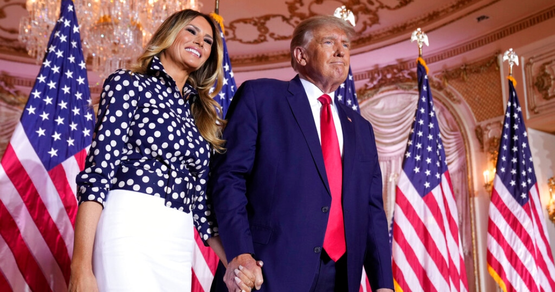 El expresidente Donald Trump permanece de pie sobre el escenario junto con la exprimera dama Melania Trump después de que anunció que se postulará a la Presidencia por tercera ocasión, el 15 de noviembre de 2022, en su mansión Mar-a-Lago, en Palm Beach, Florida.