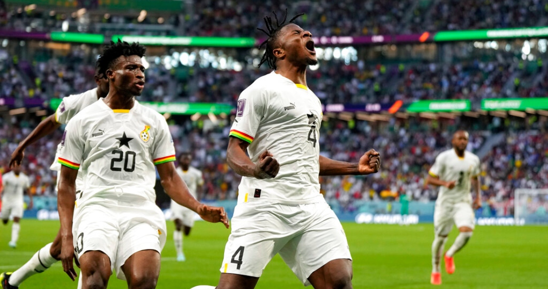 El ghanés Mohammed Salisu celebra tras anotar el primer gol del partido del Grupo H del Mundial entre Corea del Sur y Ghana, en el estadio Education City en Rayán, Qatar, el 28 de noviembre de 2022.