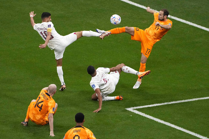 El holandés Daley Blind (derecha) pugna por un balón con el qatarí Hassan Al-Haydos durante el juego del Grupo A del Mundial, en el estadio Al Bayt, en Jor, Qatar, el 29 de noviembre de 2022.