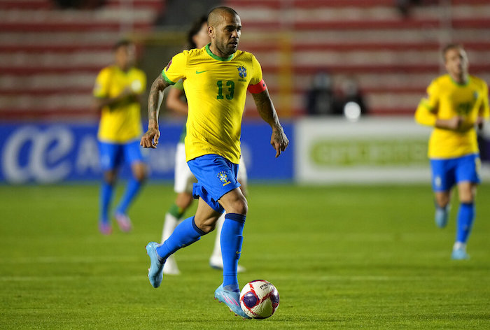 El lateral brasileño Dani Alves con el balón durante el partido contra Bolivia por las eliminatorias del Mundial 2002, en La Paz, el 29 de marzo de 2022.