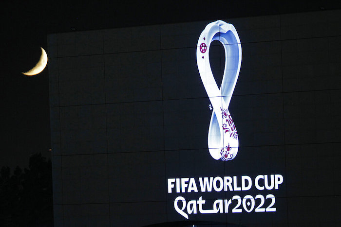 El logotipo del Mundial de Qatar de 2022 se ve proyectado sobre la ópera de Argel, en Argel, el martes 3 de septiembre de 2019.