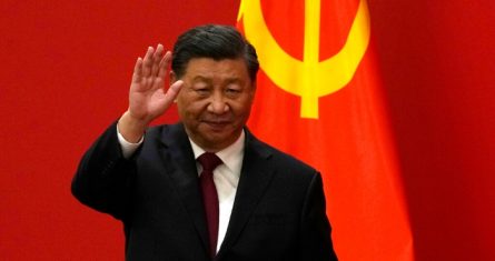 El Presidente de China, Xi Jinping, saluda en un acto para presentar a los nuevos miembros del Comité Permanente del Politburó en el Gran Salón del Pueblo en Beijing, el domingo 23 de octubre de 2022.