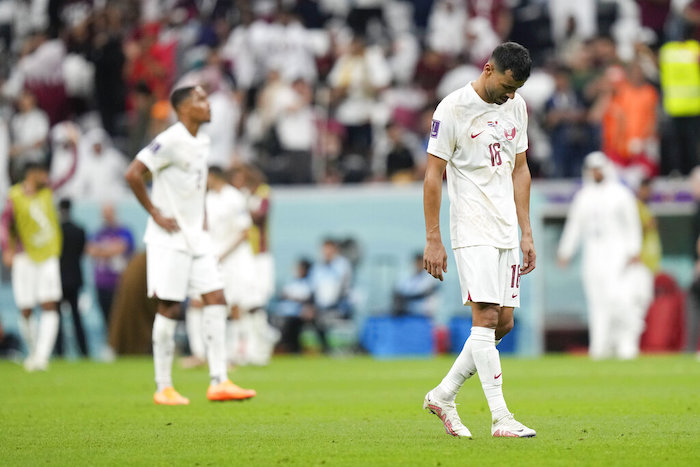 El qatarí Boualem Khoukhi, tras perder en el último partido del Grupo A del Mundial contra Holanda, en el estadio Al Bayt, en Jor, Qatar, el 29 de noviembre de 2022.