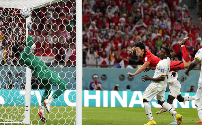 El surcoreano Cho Gue-sung remata un balón de cabeza para anotar el segundo tanto de su equipo ante el arquero ghanés Lawrence Ati-Zigi, en el partido del Grupo H del Mundial entre Corea del Sur y Ghana, en el estadio Education City en Rayán, Qatar, el 28 de noviembre de 2022.