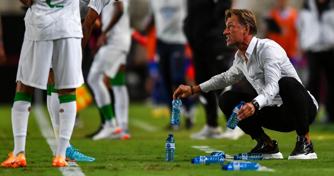 El técnico de Arabia Saudí Herve Renard charla con un jugador durante el partido amistoso contra Estados Unidos en Murcia, España, el 27 de septiembre de 2022.