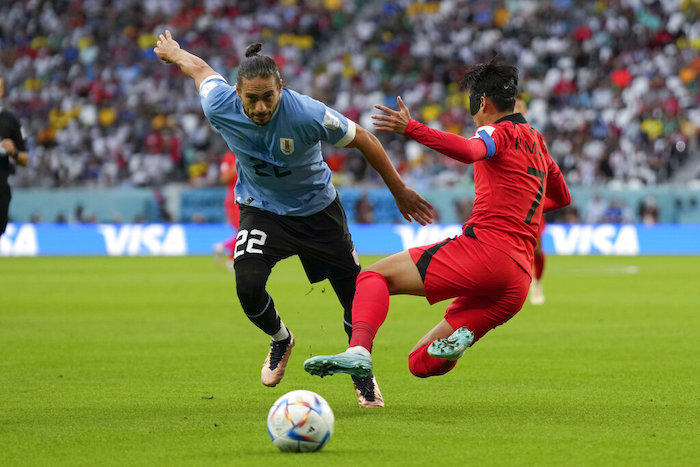 El uruguayo Martín Cáceres (izquierda) y el surcoreano Son Heung-min durante el partido contra Corea del Sur por el Grupo H del Mundial en Al Rayán, Qatar, el jueves 24 de noviembre de 2022.