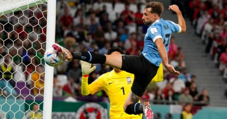 El uruguayo Matías Viña intenta golpear el balón durante el partido contra Corea del Sur por el Grupo H del Mundial en Al Rayán, Qatar, el jueves 24 de noviembre de 2022. Foto: Alessandra Tarantino, AP