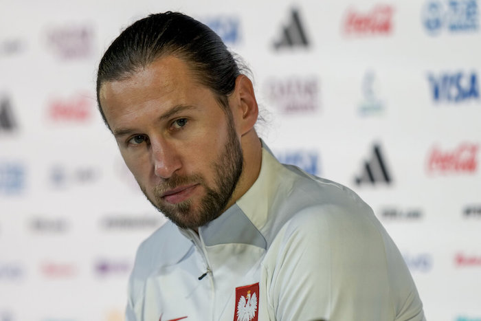 El volante polaco Grzegorz Krychowiak durante una rueda de prensa en la víspera del partido contra México por el Grupo C del Mundial, el lunes 21 de noviembre de 2022, en Doha.