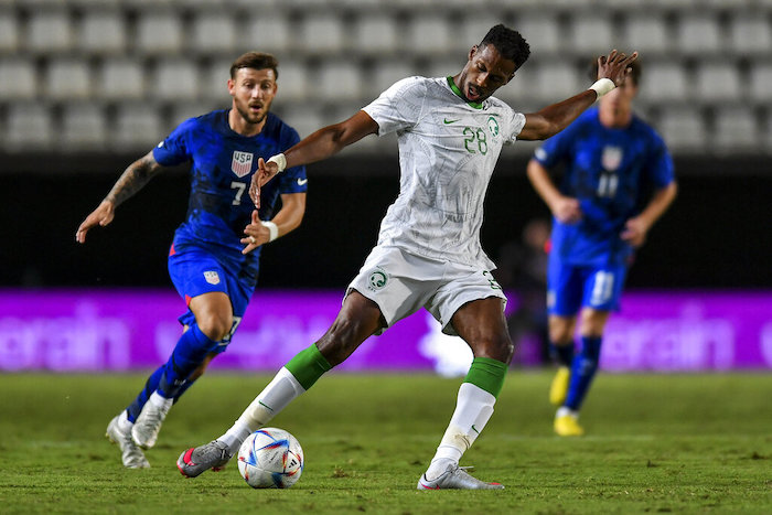 El volante saudí Mohammed Ibrahim Kanno durante el partido amistoso contra Estados Unidos en Murcia, España, el 27 de septiembre de 2022.