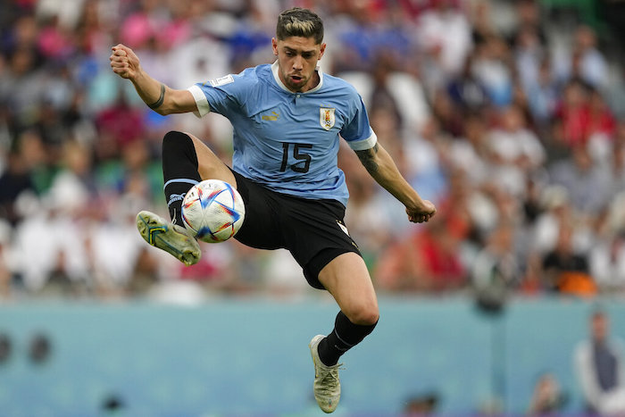 El volante uruguayo Federico Valverde domina el balón durante el partido contra Corea del Sur por el Grupo H del Mundial en Al Rayán, Qatar, el jueves 24 de noviembre de 2022.