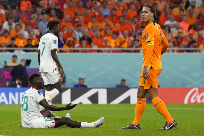 El zaguero Virgil van Dijk (derecha) durante el partido contra Senegal por el Grupo A del Mundial en Doha, Qatar, el lunes 21 de noviembre de 2022.