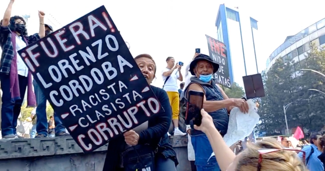 Un puñado de personas decidió, esta mañana, enfrentarse a los que se manifiestan en contra de la Reforma Electoral del Presidente Andrés Manuel López Obrador por medio de consignas al aire y con una manta que decía: “¡INE es fraude y corrupción. Institución podrida y cueva de ladrones”.