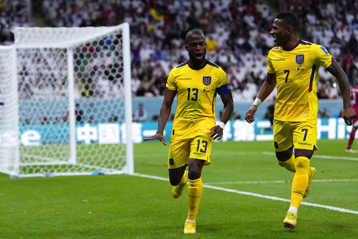 Enner Valencia (13) celebra con su compañero Pervis Estupiñán tras anotar de penal contra Qatar en el Grupo A del Mundial, en Al Khor, Qatar, el domingo 20 de noviembre de 2022.